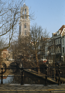 808867 Gezicht op de Oudegracht te Utrecht, vanaf de Hamburgerbrug, met op de achtergrond de Domtoren.